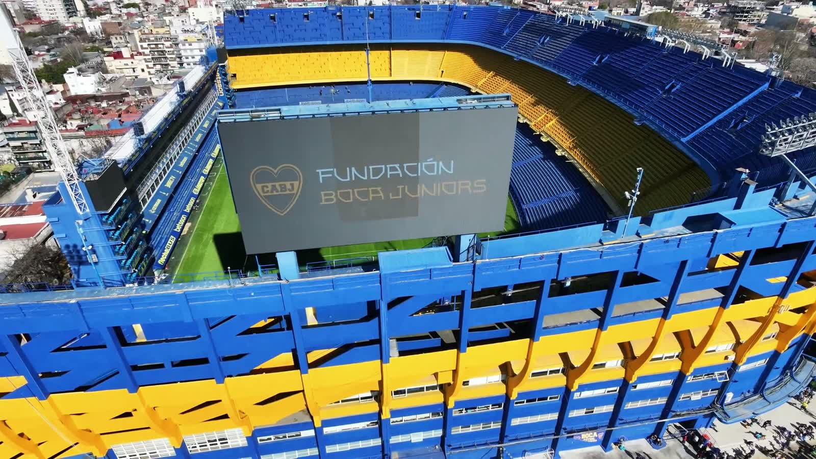 Vista aérea de la Bombonera durante la jornada por el Día de la Niñez, con el nombre de la Fundación Boca Juniors en la pantalla gigante